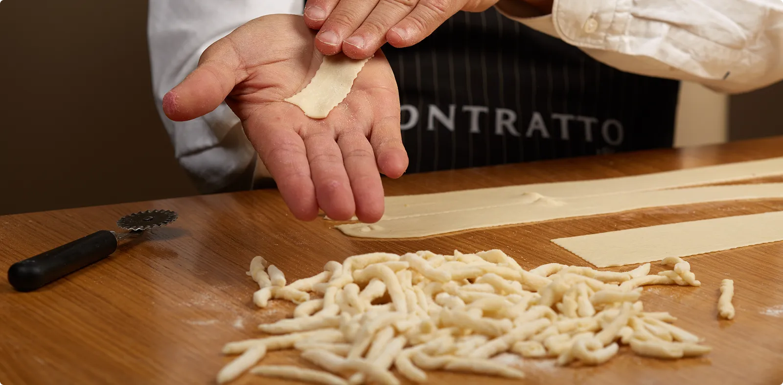 Préparation artisanale de pâtes fraîches dans la cuisine d’Antica Trattoria.
